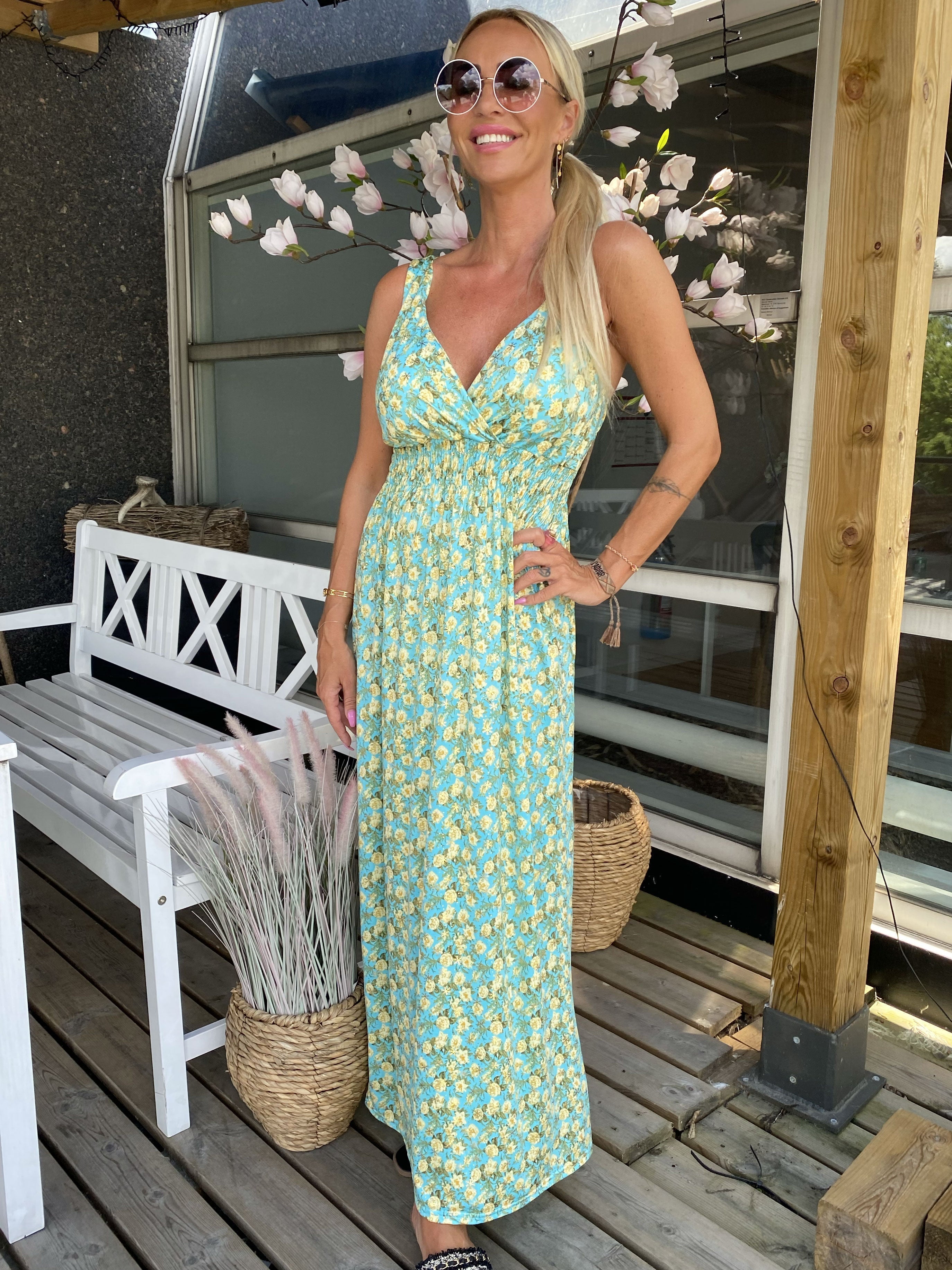 Carmina - Sort stropkjole i elastisk stof med blomsterprint